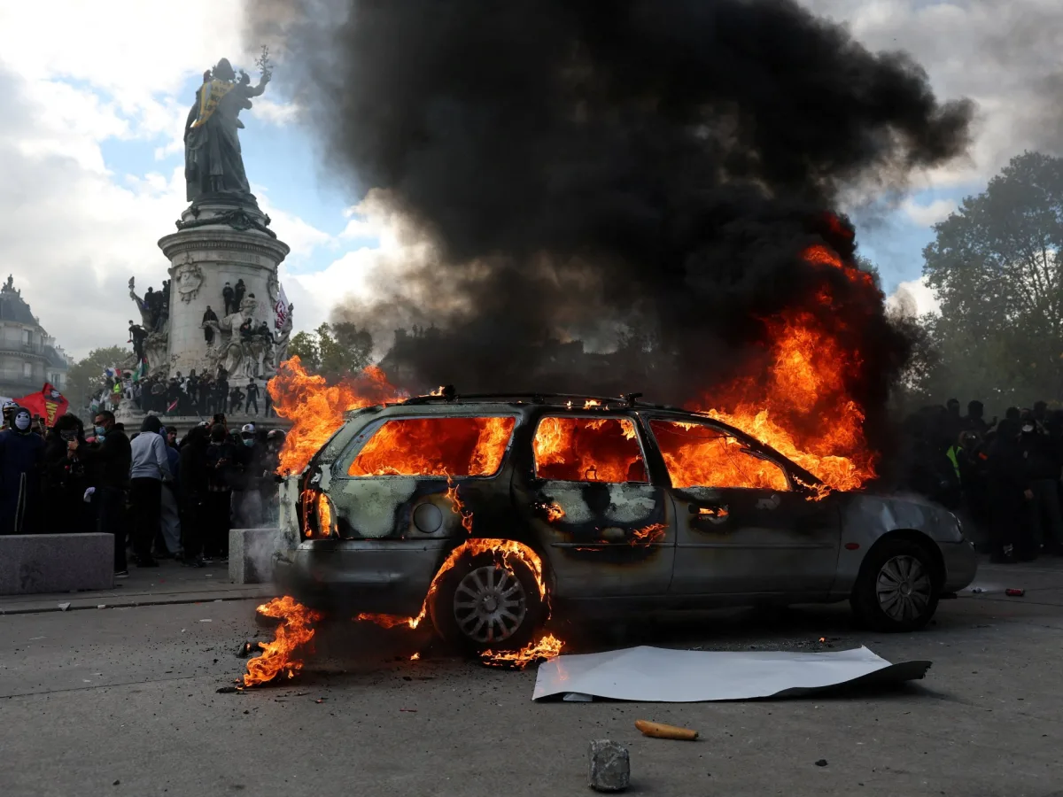 Image accompanying reporting about Photos: Protests across France spiral into looting, blazes and clashes