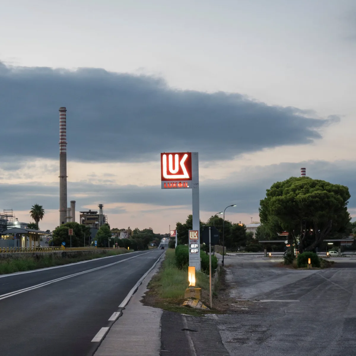Image accompanying reporting about U.S.-Russia Talks on Ukraine Now Involve an Oil Deal Tied to Trump Allies