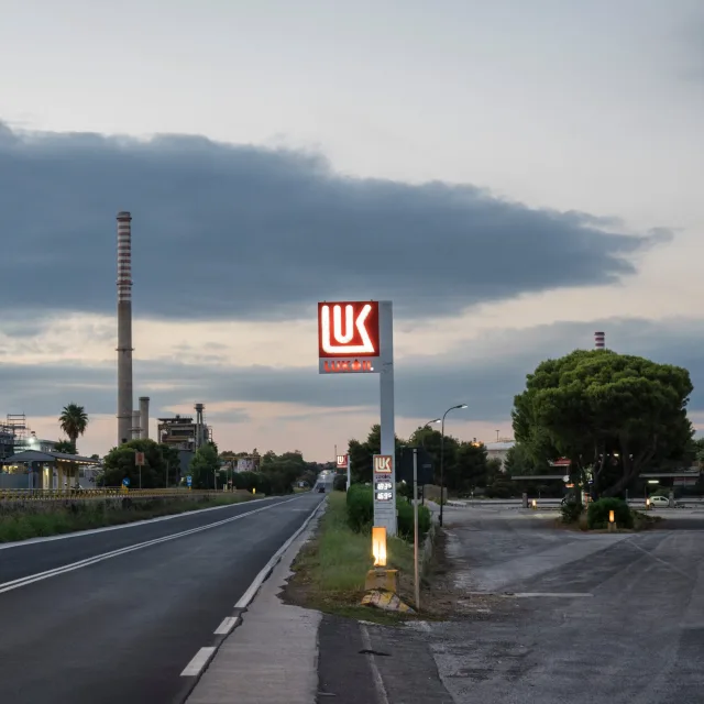 Image accompanying reporting about U.S.-Russia Talks on Ukraine Now Involve an Oil Deal Tied to Trump Allies
