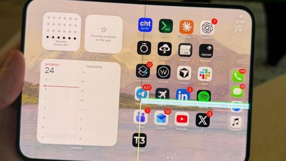 Image accompanying reporting about Apple says it will replace iPhone Duo handsets with screen problems