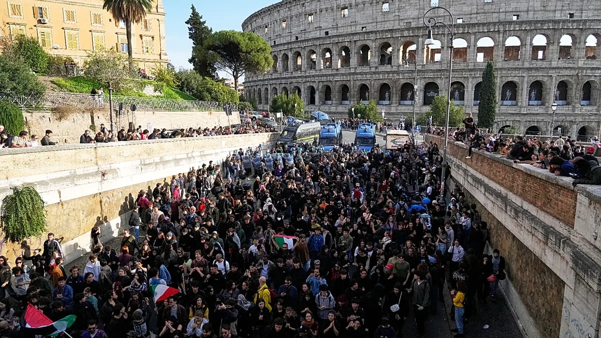 Image accompanying reporting about Thousands march across Italy as protests bring isolated clashes with police